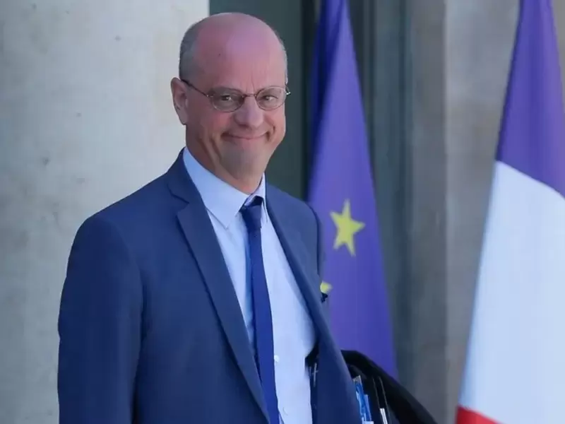 Se trata del ministro francés Jean Michell Blanquer reconocido por prohibir los celulares en los entornos escolares.