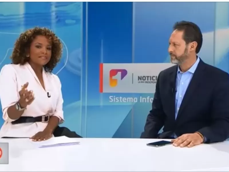 Mábel Lara, presentadora de Noticias Uno y Jorge Acosta, gerente de NTC.