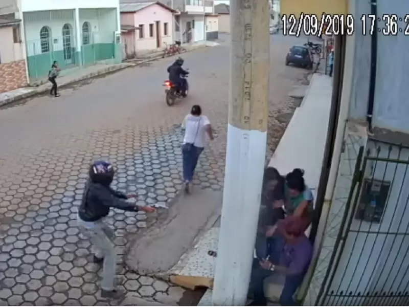 Poste de luz salva de la muerte a un hombre atacado por sicarios