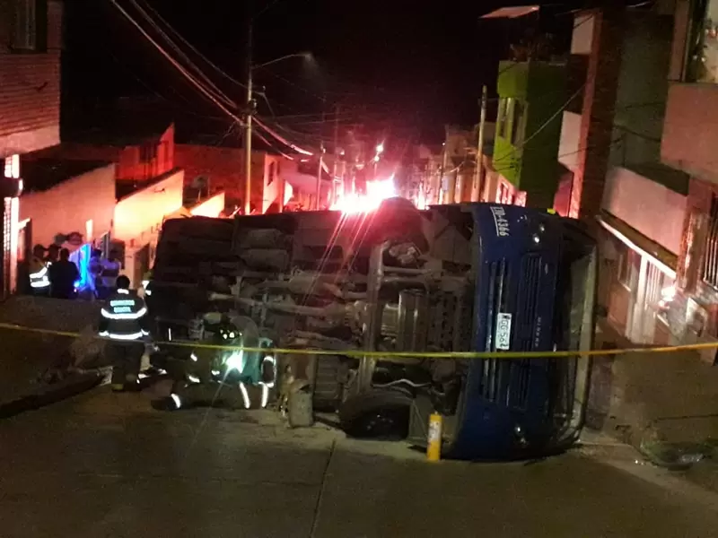 BUS DEL SITP SE VOLCÓ EN LA VÍA A LA CALERA BUS DEL SITP SE VOLCÓ EN LA VÍA A LA CALERA