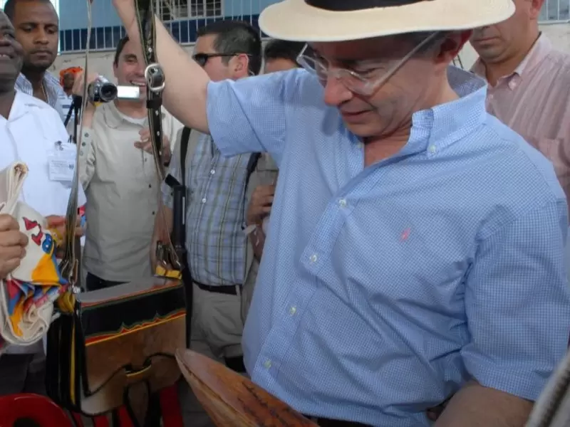 Álvaro Uribe Vélez con un carriel