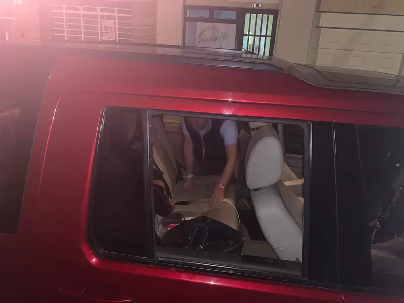 Vehículo de candidato al concejo de Bogotá atacado por desconocidos.