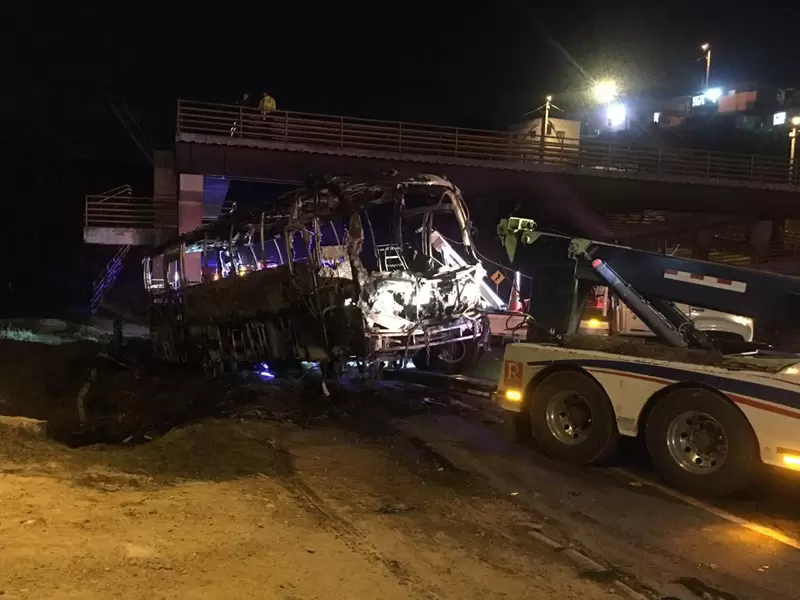 Bus incinerado de la empresa Autofusa.