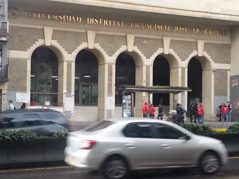 Protesta de encaputados afuera de a Universidad Distrital