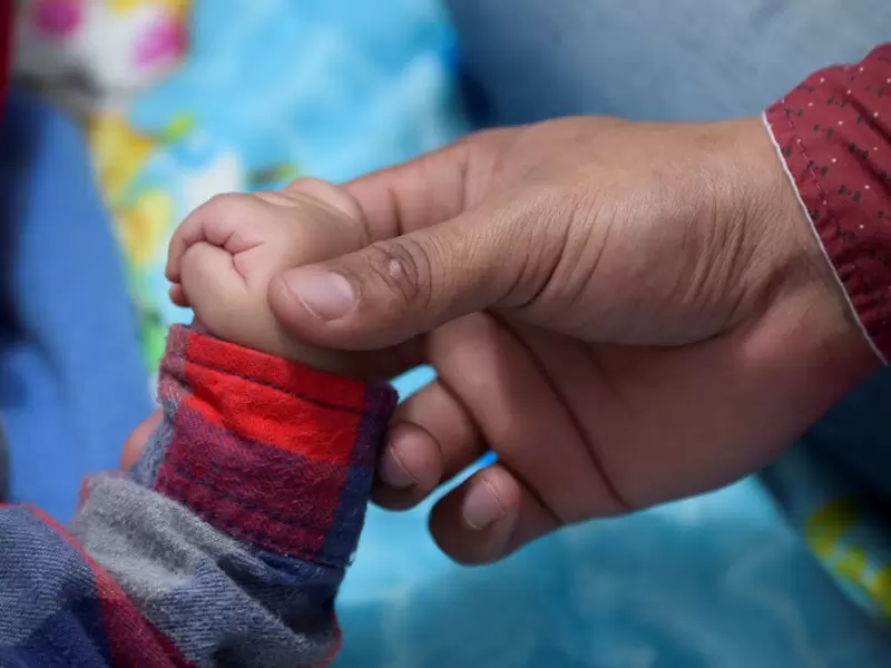 Mamá asistiendo a su pequeño hijo.