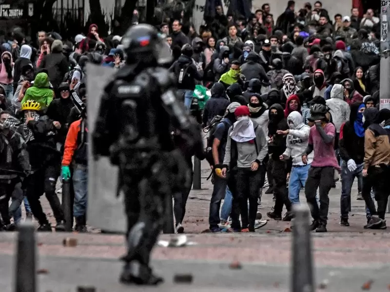 Agente del Esmad enfrenta disturbios y desórdenes en la capital colombiana.
