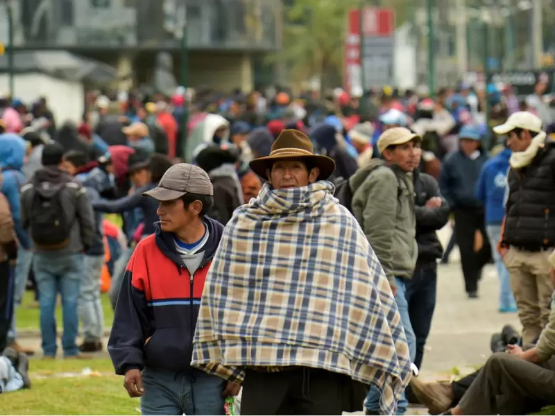 Indígenas y campesinos durante protestas en Ecuador