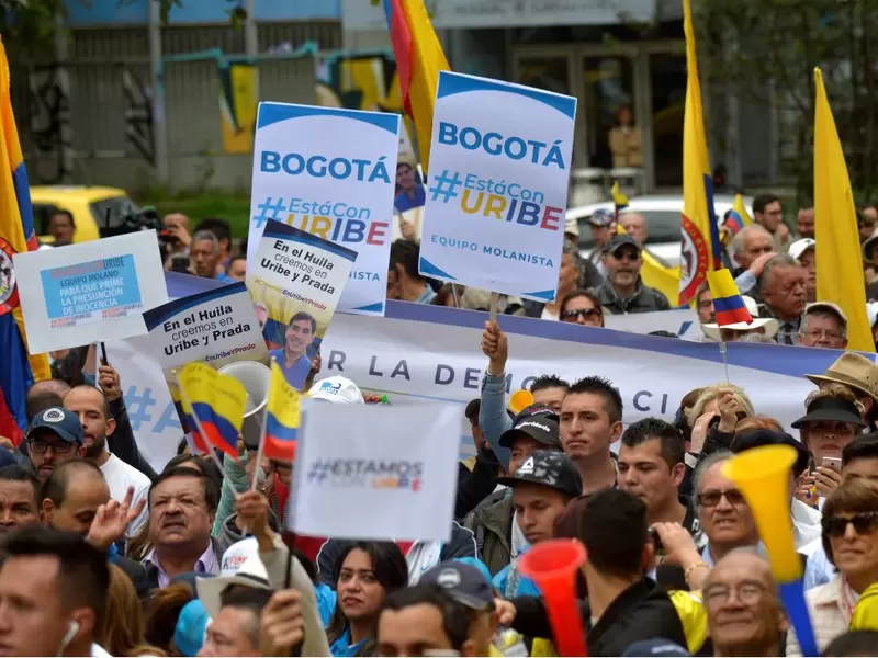 Manifestación en le Parque Nacional en favor de Álvaro Uribe