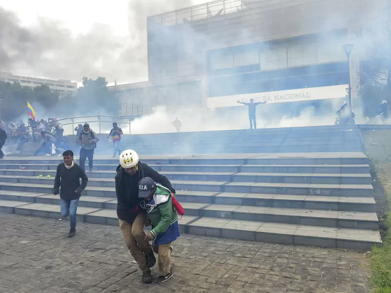 Manifestantes en indígenas en la Asamblea de Ecuador