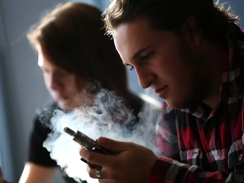 Consumidores de cigarrillos electrónicos.