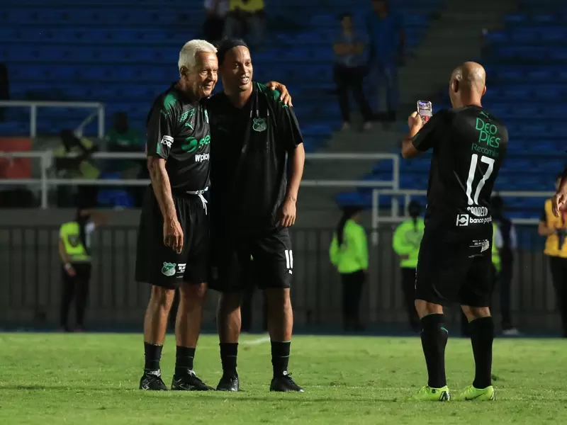 Ronaldinho con la camiseta del Deportivo Cali Ronaldinho con la camiseta del Deportivo Cali