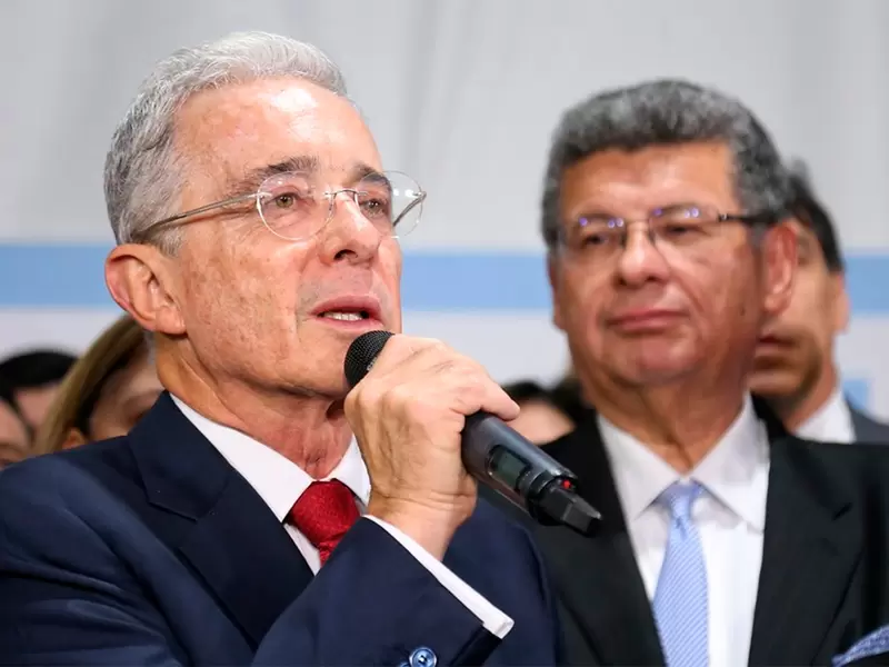 El expresidente Álvaro Uribe Vélez y Jaime Granados, uno de sus abogados defensores