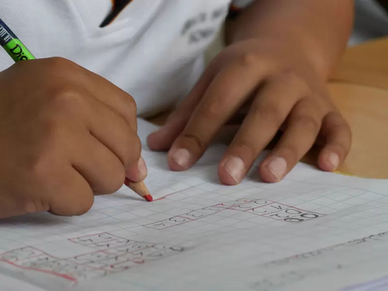 Niño en colegio haciendo tareas