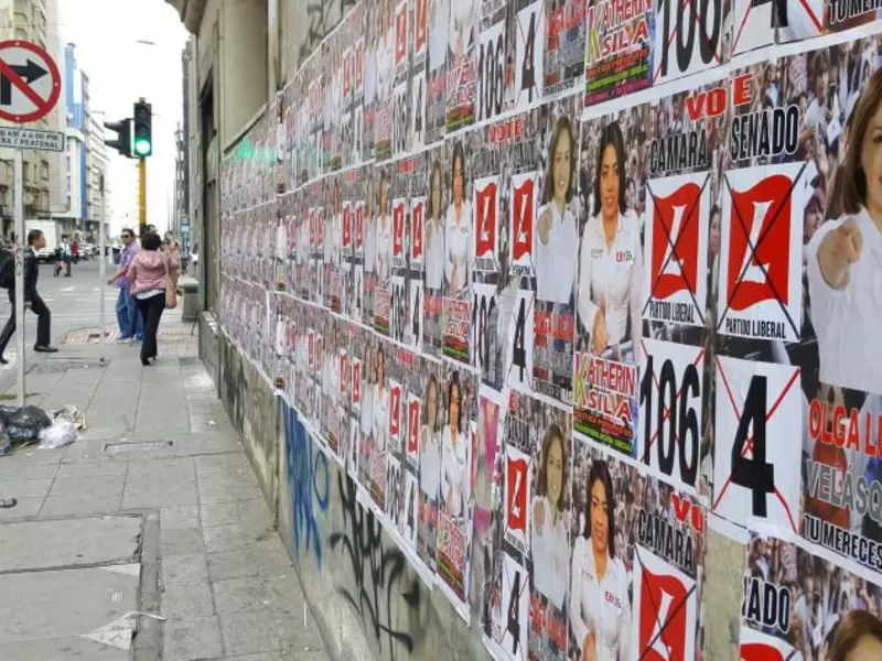 La publicidad exterior visual, carteles, pancartas, afiches, perifoneo y vallas publicitarias reguladas en el Código de Policía