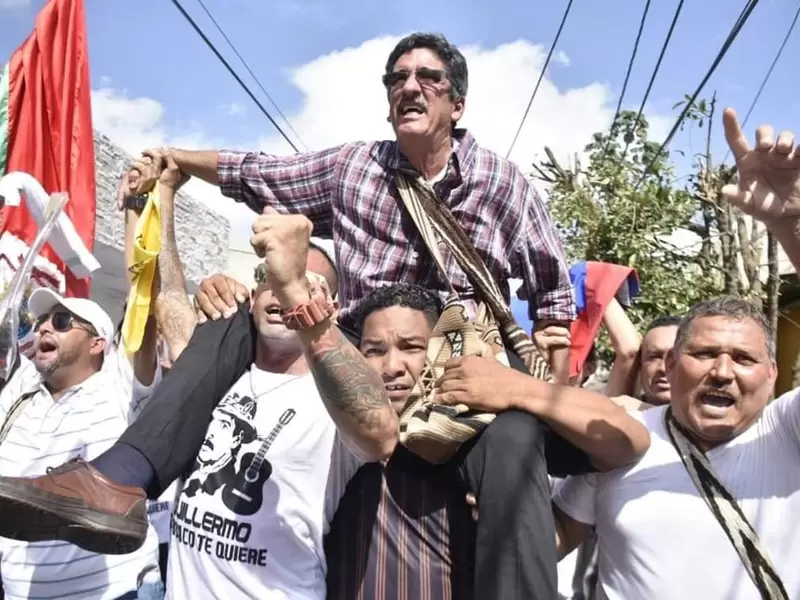 Se trata de Guillermo Torres, más conocido como el cantante de las Farc quien quedó electo como alcalde de Turbaco, Bolívar.