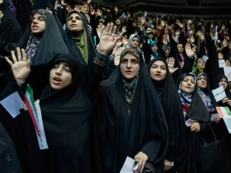 Mujeres iraníes se preparan para entrar al estadio