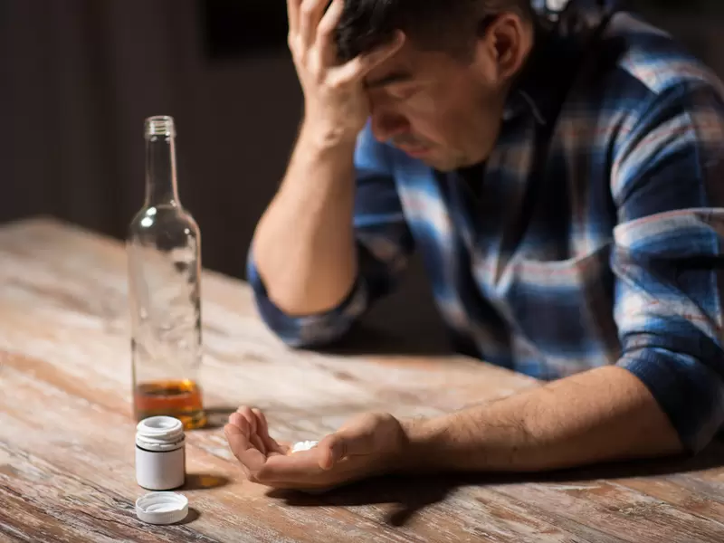 Hombre consumiendo drogas y alcohol - Drogas - Drogadicción - Alcoholismo