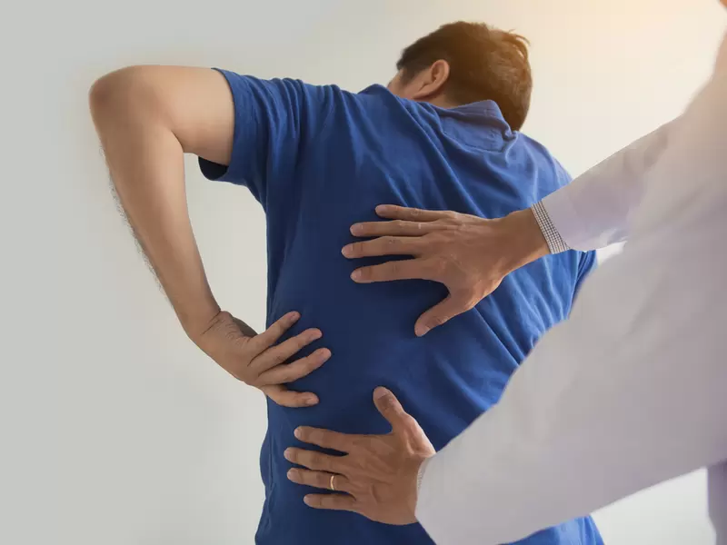 Hombre con problemas óseos - Osteoporosis