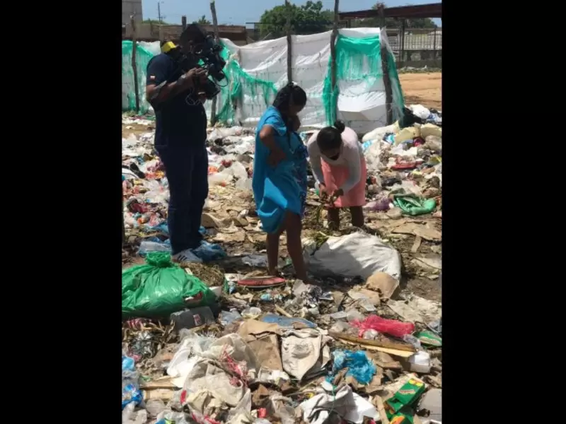 Situación de indígenas wayúu, en La Guajira, buscando comida en la basura