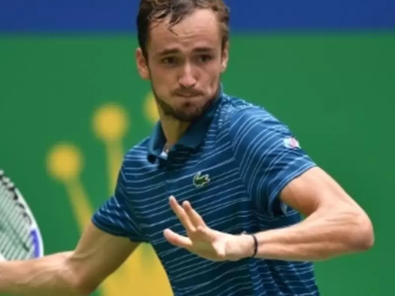 Medvedev puede con Tsitsipas y alcanza la final de Shanghái