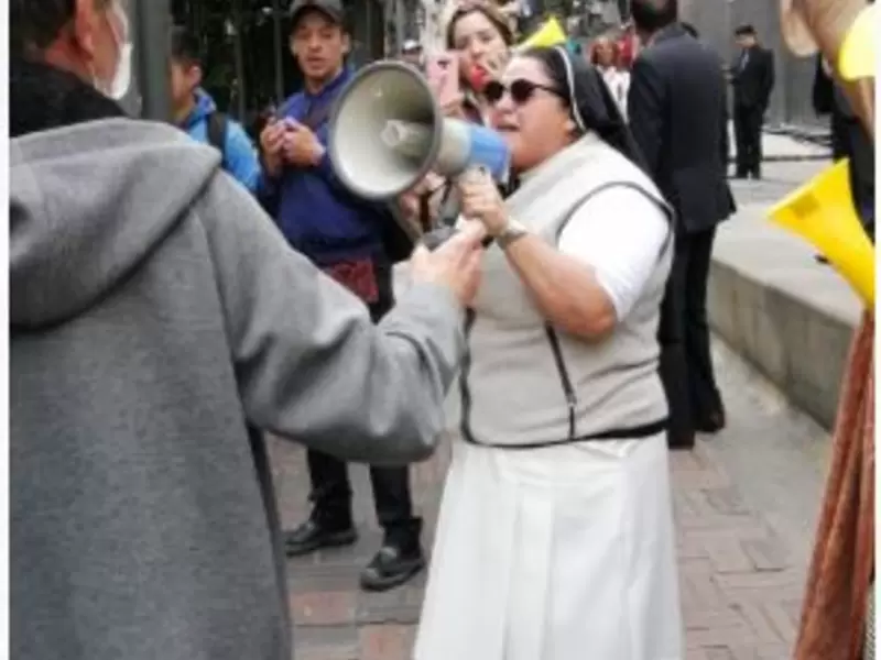 MONJA EN MANIFESTACIÓN DEL URIBISMO
