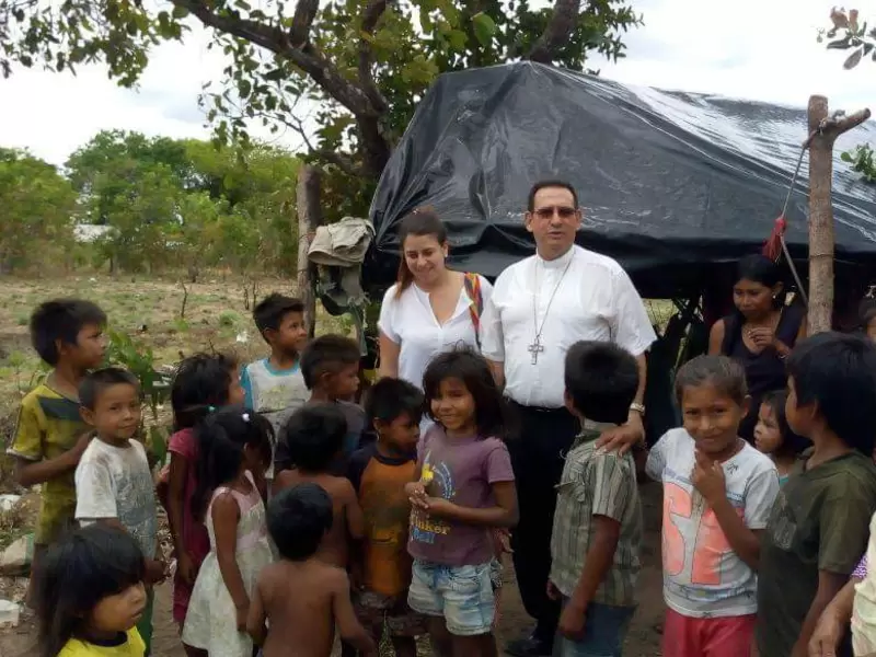 Vicario de Puerto Carreño, Monseñor Francisco Ceballos visita a niños que sobreviven en el relleno sanitario