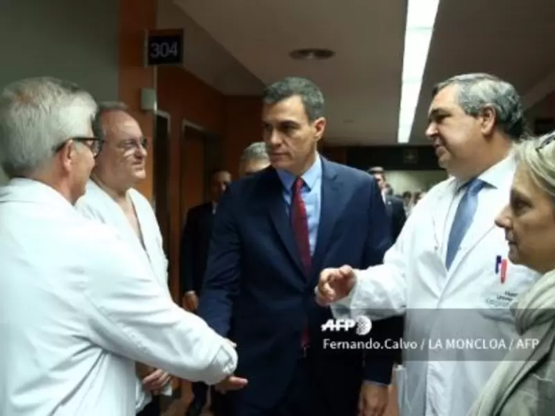 Pedro Sánchez visita a policías heridos en manifestaciones en Barcelona