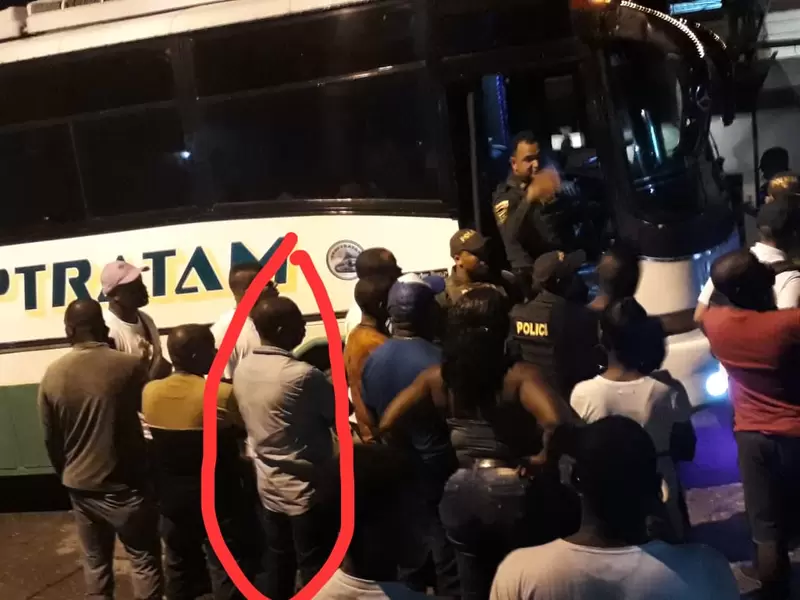 Varios buses con colombianos y venezolanos llegaron al municipio de Istmina para la jornada electoral de este domingo