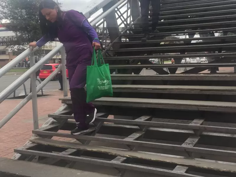 Puente peatonal de la estación Ricaurte de TM ha sido vandalizado varias veces.