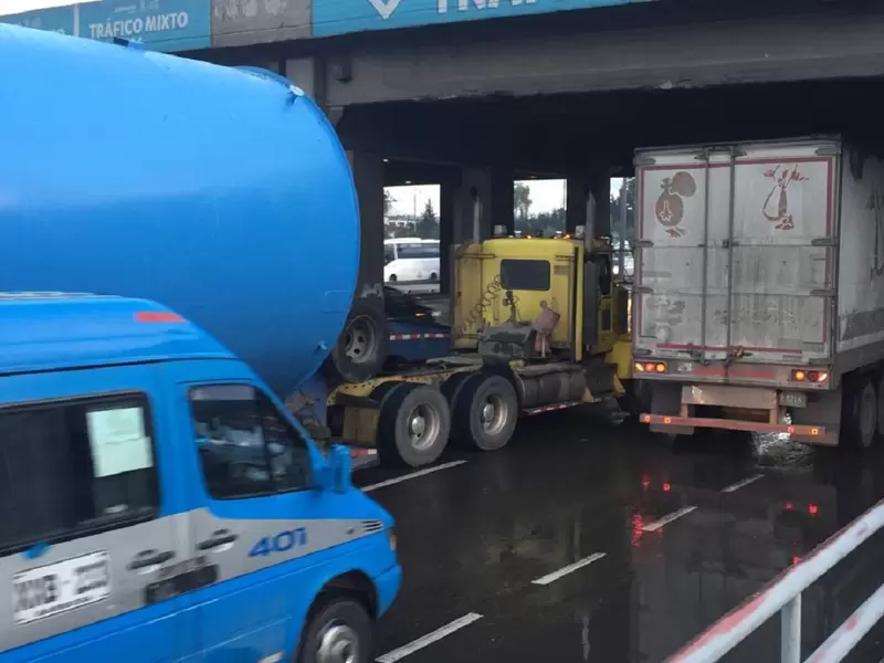 Tractomula no puede pasar por debajo del Puente de la calle 170