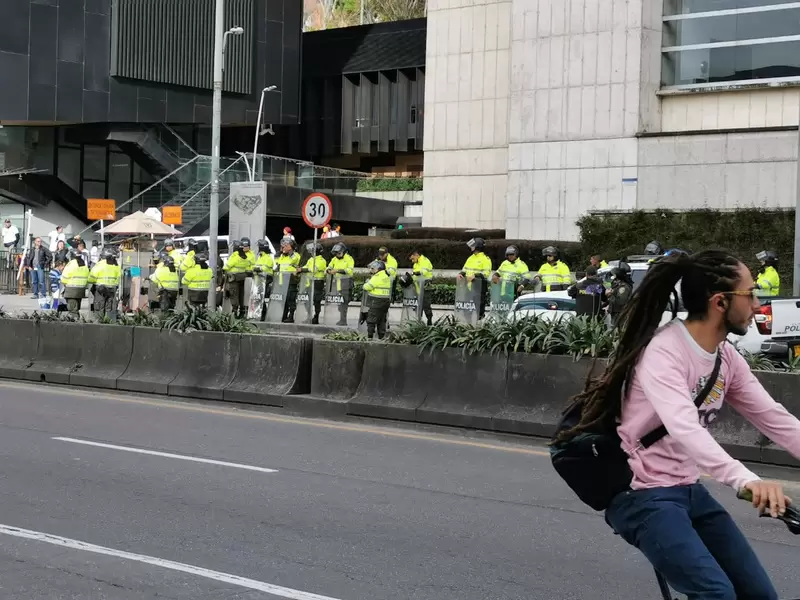 Policía custodia las marchas de estudiantes en Bogotá