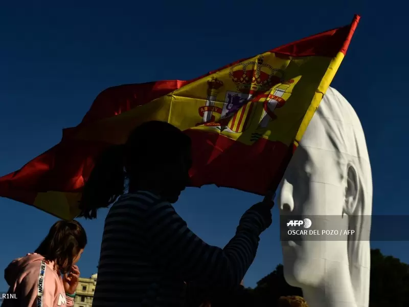 Una mujer sostiene la bandera de España