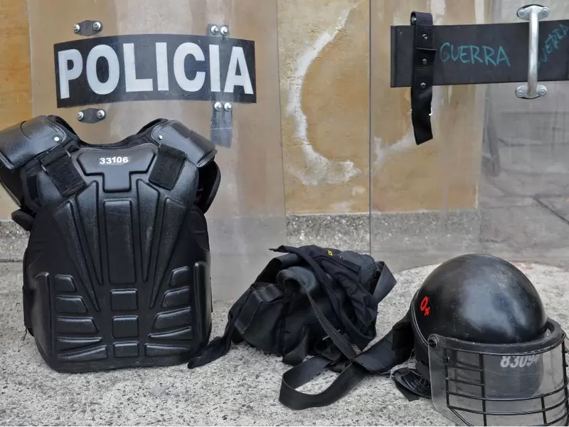 Piezas de un uniforme del Escuadrón Móvil Antidisturbios de la Policía (Esmad).
