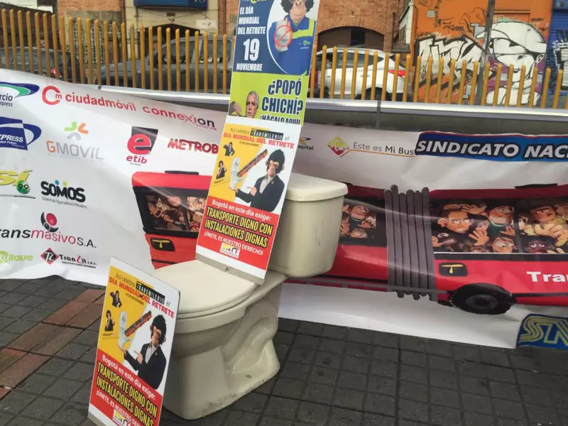 Trabajadores de Transmilenio protestan por falta de baños