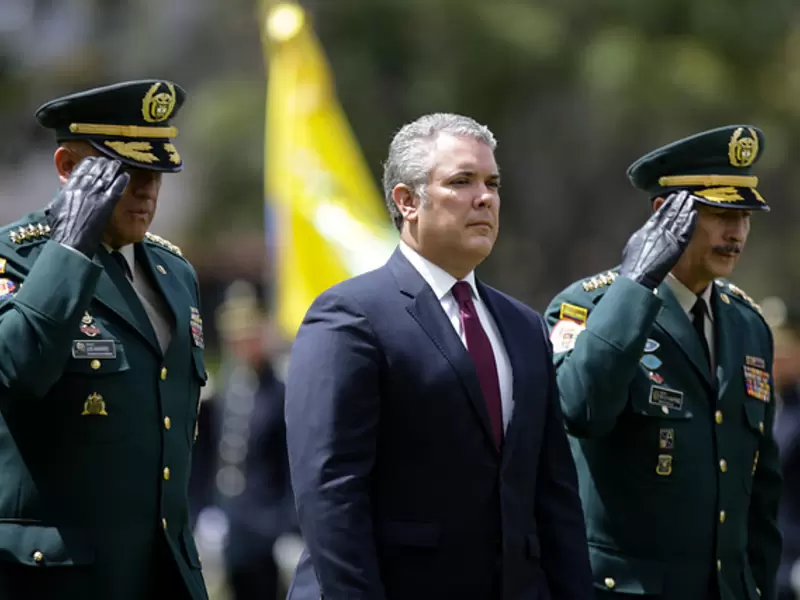 DUQUE CON LA CÚPULA MILITAR DUQUE CON LA CÚPULA MILITAR