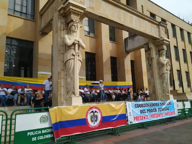Empleados de la rama judicial en Bucaramanga hacen plantón Empleados de la rama judicial en Bucaramanga hacen plantón