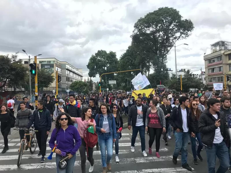 Estudiantes de la Universidad Nacional marchan sobre la Calle 45. Estudiantes de la Universidad Nacional marchan sobre la Calle 45.