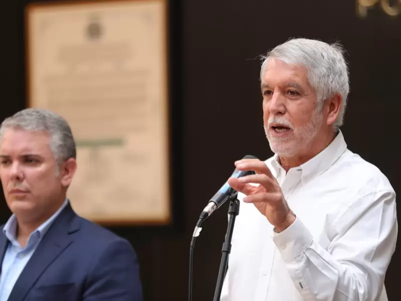 Enrique Peñalosa durante rueda de prensa tras el toque de queda en Bogotá Enrique Peñalosa durante rueda de prensa tras el toque de queda en Bogotá