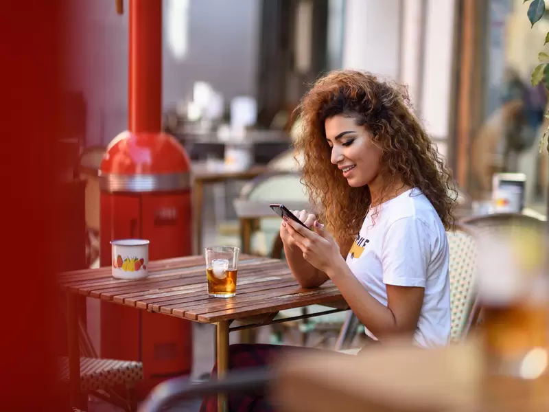Una joven usando su smartphone