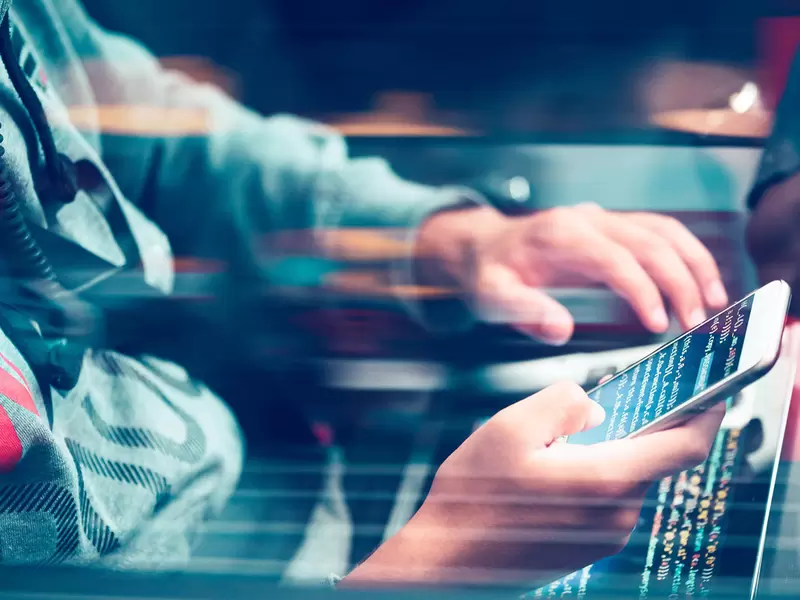 Hacker con un smartphone