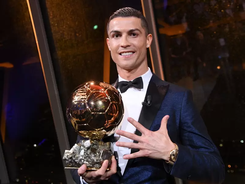 Cristiano Ronaldo con su quinto Balón de Oro Cristiano Ronaldo con su quinto Balón de Oro