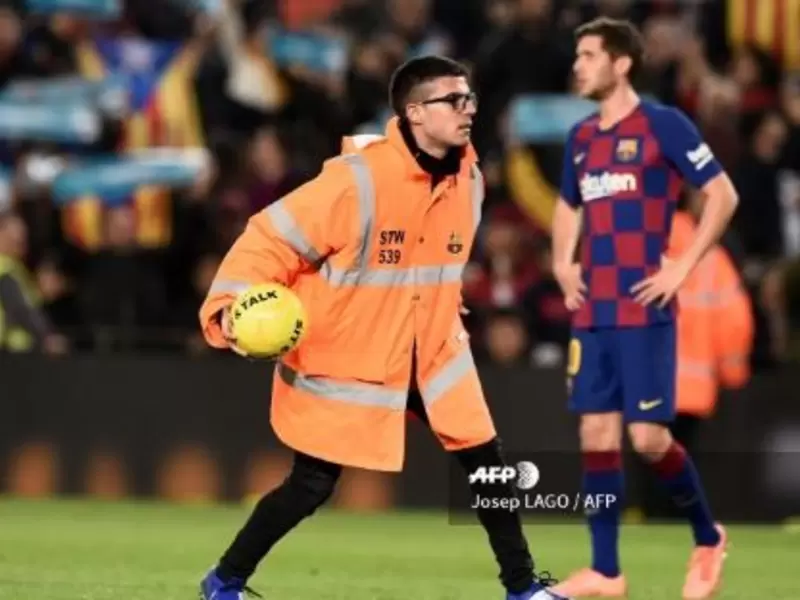 Asistentes al clásico Barcelona - Real Madrid, lanzaron balones al campo