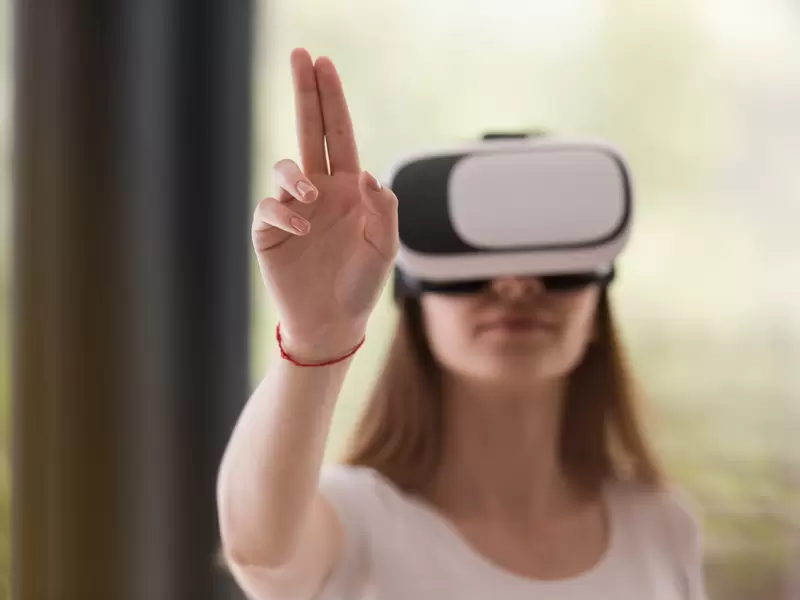 Mujer jugando videojuegos - Realidad virtual