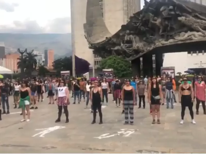 Mujeres participaron en performance en Medellín.