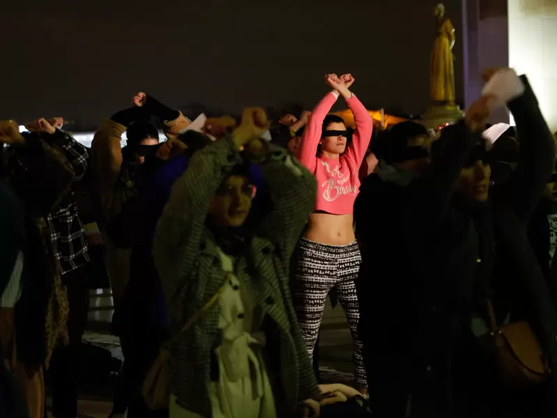 Mujeres participan en el performance "Un violador en tu camino", en París.