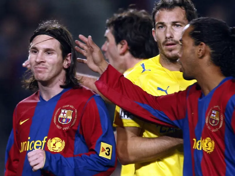 Ronaldinho describió a Lionel Messi.