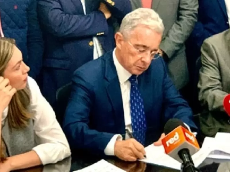 Senador, Álvaro Uribe Vélez, radicó tres nuevos proyectos de Ley