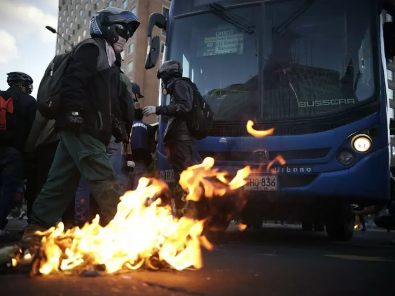 Vándalos en protestas en Bogotá