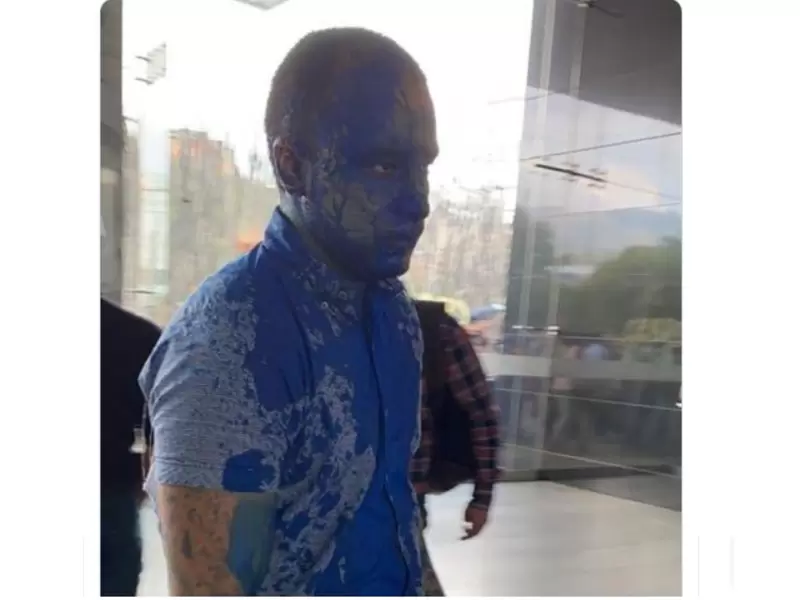 Hombre bañado en pintura por encapuchados Hombre bañado en pintura por encapuchados