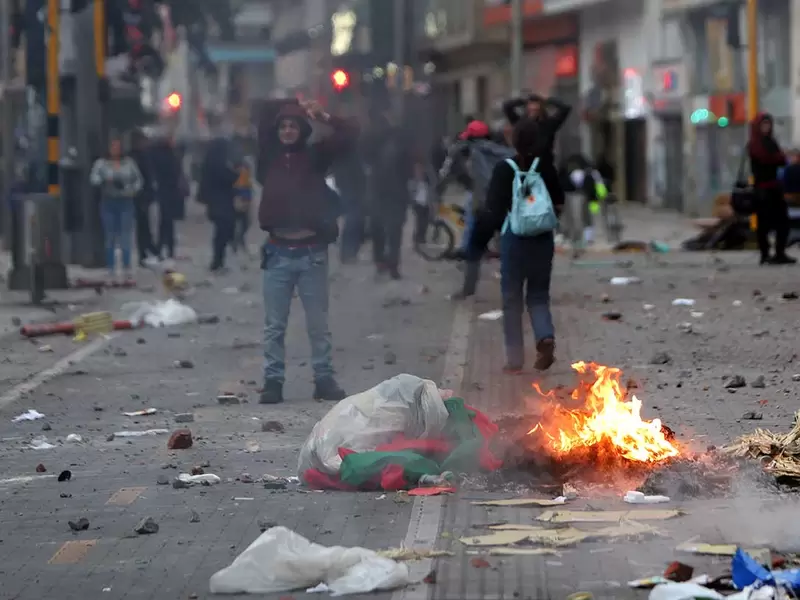 Impactantes imagenes de encapuchados y vandalismo en paro nacional / 21 de enero